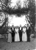 Rölanders bröllop. Gruppbild med sex personer, brudtärnor och marskalkar.