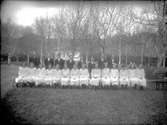 Gruppfoto av konfirmander från början av 1900-talet.