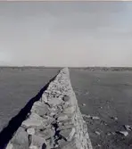 Hertig Karl Gustaf, senare Karl X Gustaf hade Öland som förläning när han 1653 lät bygga denna mur. Den drygt 2 meter höga muren i Öländsk kalksten sträcker sig rakt över hela ön, från öst till väst.