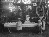 Saftbord vid maskerad (?) anordnad av Röda korset 1924.