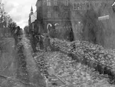 Arbeten på Nygatan/Hattmakargatan. På tomten bakom planket byggdes senare Post- och Telegrafhuset.
