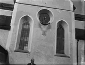 Kyrkfönster, detalj av kyrkan på bild nr B 1370.
