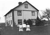 Slaktare F E Sundwalls hus i Solberga, Torsåker, omkring 1910. Barnen f.v. Jenny Maria, Frans Harry och Anny Aurina.