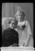 Fru Fredriksson med dotter Anny.