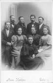 Epworth (?)föreningens styrelse år 1895 (?). Personerna på bilden är: Ester Eklöf längst fram, bakom henne Ingegerd Höjer, Emma Eklöf och Tekla Tappersson. Männen från vänster är Ernst Eklöf, Karl Nordgren, Gottfrid B, Carl-August Lindberg och Bernhard Södergren.