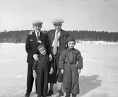 Längst bak Gunnar Forsman och Sven Skoglund. Barnen är okända
