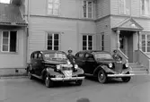 Till vänster Enar Pettersson och till höger Sigvard Larsson frånTönsen.
Bilarna en Pontiac 1938 och en Imperial (Chrysler) 1938.