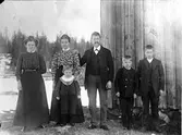 Familjen Olsson hemma i Jansbo, Från vänster syster Anna-Brita, mamma Anna-Greta, Emil framför mamma, Pappa Per-Olov, bröderna Karl och Per-Erik
