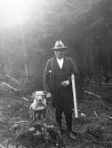 En man med sitt gevär och sin hund

