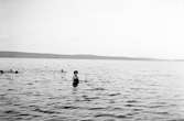 Kvinna doppar sig i sjön