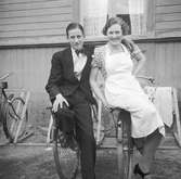 Man och kvinna på varsin cykel
