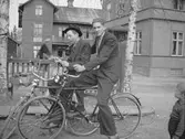 Två unga män med cykel
