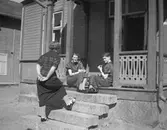 Tre unga kvinnor på trappan
