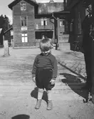 Pojke ute på gården
