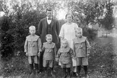 Mor och far med sina fyra söner
