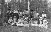 Arbetarlag som sätter skogsplant omkring 1930-talets början. Mannen med det mörka hatten och mustasch är Axel Vestberg från Katrineberg. Sittande längst fram är Axels döttrar.


