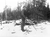 Skogsarbetare på skidor
