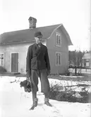 Torsten Englund med bandyrör och klubba
