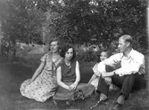 I gröngräset. Andra från vänster Märta Hannberg och mannen är Börje Mörk, järnvägshotellet.
