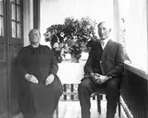 Anna och Jonas Jonsson, Knisselbo. Inge Englunds mormor och morfar. Jonas född i Hertsjö 1867-05-01. Död 1947-11-23, Hallen, Hanebo. Kristina Jonsson, född i Malugn 1867-07-14. Död 1948-08-24, Hallen, Hanebo. Barn: Brita gift Holm. Anna gift Olsson. (Larsson). Marta gift Englund född 1899-12-04, död 1996-02-09. Jonas. Olle. Lars och Per.
