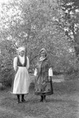 Från vänster Linnea Persson och Marta West, Västansjö, född 1907