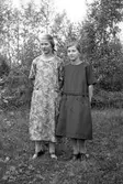 Flickan till höger Elsa Eriksson, Raman. (Lärarinnans dotter)

