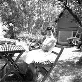 Astrid Egnell tar en vila i trädgården
