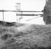 Badstrand med hopptorn
