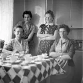 Fyra okända kvinnor i köket
