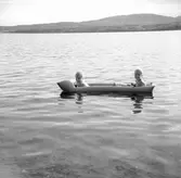 Barn på en gummimadrass
