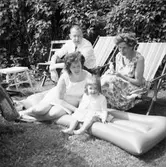 Gösta Sundberg (färghandelsbiträde, Kilafors Färg), Marianne Sundberg med dotter och Greta Olsson
