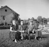 Sittandes på tältstolar i trädgården

