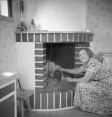 Okänd kvinna vid öppna spisen

