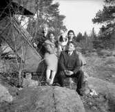 Johanna Nilsson, två okända kvinnor, en man och hund vid en väderkvarn.