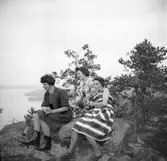 Tre kvinnor beundrar utsikten

