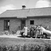 Fyra kvinnor, en bil och ett hus

