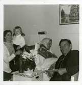 Mormor Anna Gretas 95-årsdag (oktober). Från vänster Greta Westberg med sonen Lars Göran, Anna Greta Westberg och Bror Westberg.
