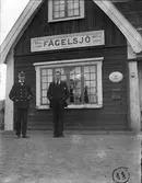 SJ-män utanför Fågelsjö station.