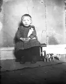 Disa Dahlstedt med leksaker.