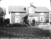 Hodéns gård, Väster Hästbo nummer 2:6. Från vänster Karl Hodén, Johanna Hodén, dotter Tyra, Johannas far från Möklinta och sonen Gunnar.
