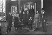 Murare A. W. Alm med familj. Från vänster Anders Wilhelm Alm f. 28 november 1875 d. 24 maj 1952, Karin Östlund-Alm f. 4 december 1876 d. 14 juli 1935. Överst från vänster Linnea f. 22 september 1906, Karin f. 18 oktober 1908, Nancy f. 12 mars 1909. Mitten från vänster Stina f. 10 april 1910 (tvilling), Märta 15 oktober 1911, Brita 10 april 1910 (tvilling),Frida f. 7 april 1902, august 2 juli 1900. Längst fram från vänster Göran 15 september 1918 och Sune 23 mars 1916