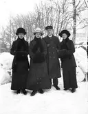Betty, Valfrid och Hanna syskon på Wall:9, Anna trolovad med Valfrid. Från vänster Betty Larsson 25 februari 1882 - 1969, Anna Larsson (Eriksson) 30 januari 1891 - 1978, Valfrid Larsson 15 april 1895 - 1941, Hanna Larsson 28 december 1886 - 1973.