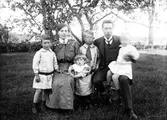 Familjen Mehlqvist. Från vänster Stig f. 22 februari 1909, mamma Anna Kristina Olsson-Mehlqvist f. 9 augusti 1886, Seved f. 3 september 1912, bakom Seved, Svante f. 10 juni 1907, pappa Isidorus Mehlqvist f. 14 december 1881, Sune f. 21 augusti 1910. Uppgifter av Margit Karlsson.