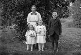 Berta Strid med barnen Anny, Nancy och Bertil från Ö. Hästbo