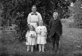 Berta Strid med barnen Anny, Nancy och Bertil från Ö. Hästbo