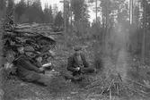 Matrast i skogen. Mannen längst till höger Josef Eriksson