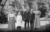 Johanna och Lars Larsson med sonen Lars-Petter och sonhustru Albertina, barn-barnen Estrid och Evert. Ugglebo s.1, 