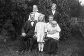 Familjen Frans och Beda Nyman, barnen Gunvor och Hervor, stående bakom Karin och Anton.