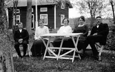 Från höger Karl Löv och Cecilia Löv, Wästra Hästbo. Sedan två okända