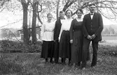 Från höger Karl Löv och Cecilia Löv, Wästra Hästbo. Sedan två okända